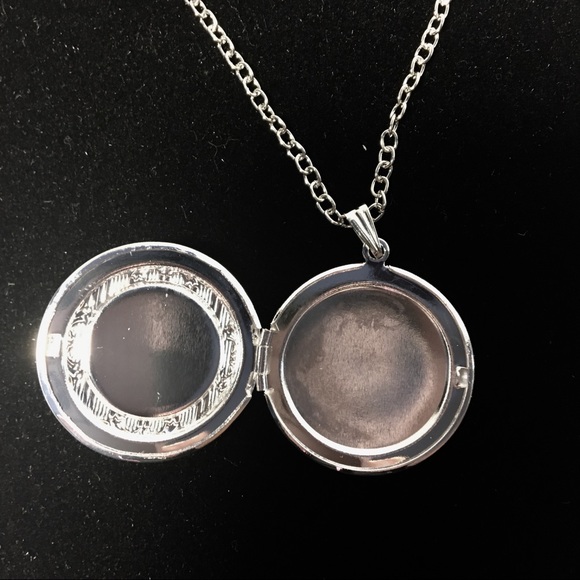 Celtic Locket Triquetra Necklace 20” chain - Picture 3 of 5